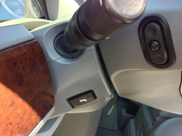 Chrysler Town and Country 2010 photo 35