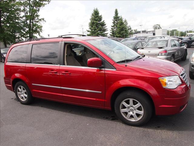 Chrysler Town and Country 2010 photo 1