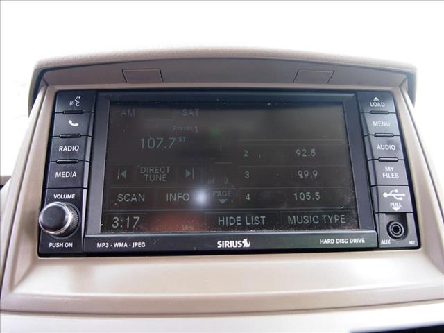 Chrysler Town and Country 2010 photo 2