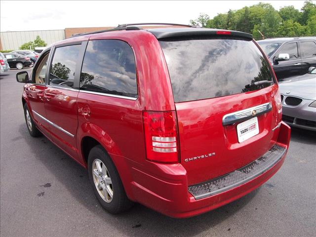 Chrysler Town and Country 2010 photo 3