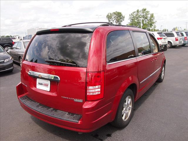 Chrysler Town and Country 2010 photo 7