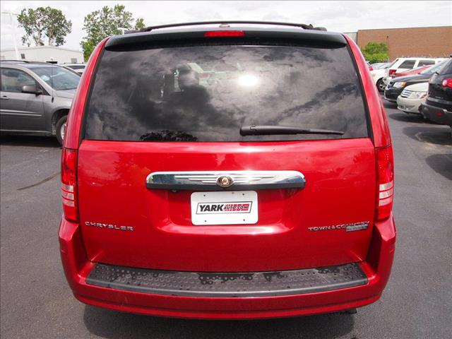Chrysler Town and Country 2010 photo 8