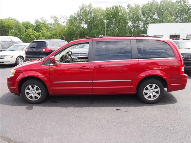 Chrysler Town and Country 2010 photo 9