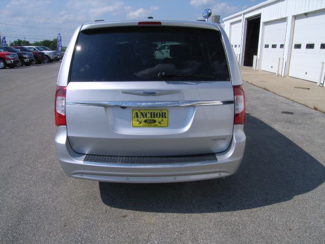 Chrysler Town and Country SLT 25 MiniVan