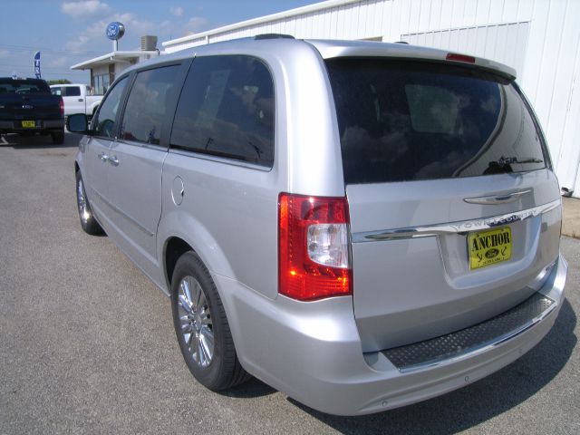 Chrysler Town and Country 2011 photo 2