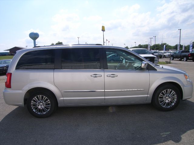 Chrysler Town and Country 2011 photo 4