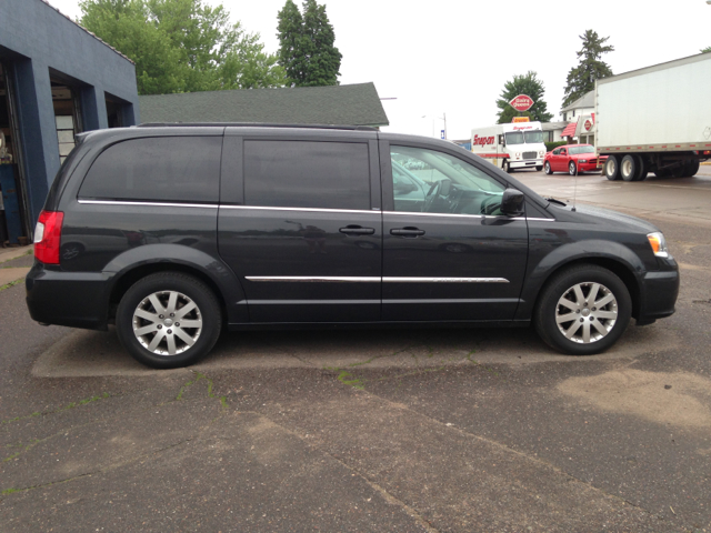 Chrysler Town and Country 2011 photo 2
