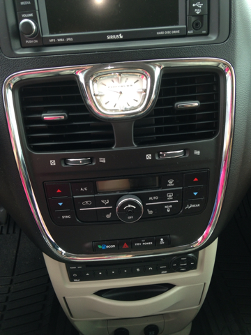 Chrysler Town and Country 2011 photo 3