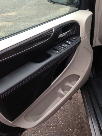 Chrysler Town and Country 2011 photo 4