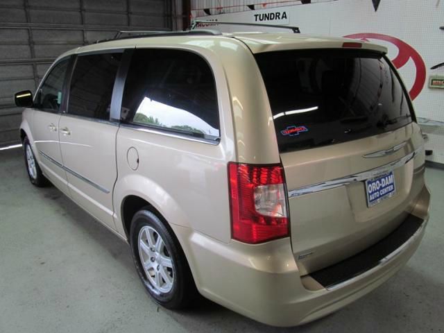 Chrysler Town and Country 2011 photo 4