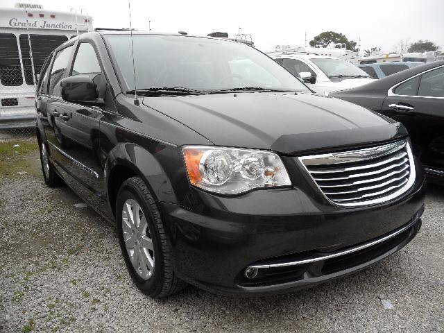 Chrysler Town and Country 2011 photo 2