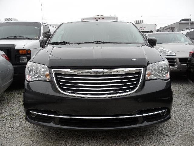 Chrysler Town and Country 2011 photo 3