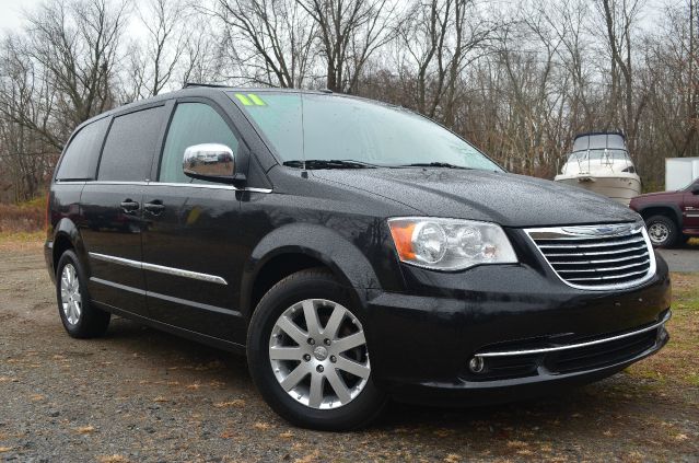 Chrysler Town and Country 2011 photo 2