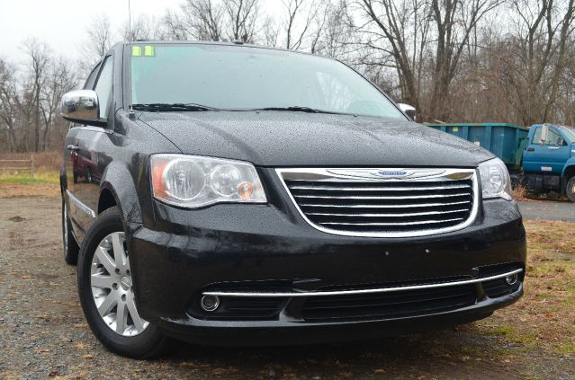 Chrysler Town and Country 2011 photo 3