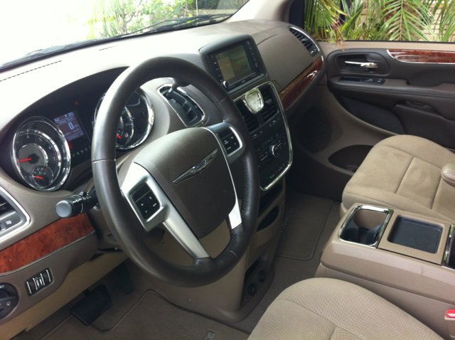 Chrysler Town and Country 2011 photo 1