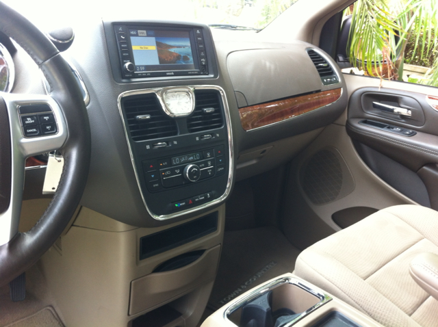 Chrysler Town and Country 2011 photo 2