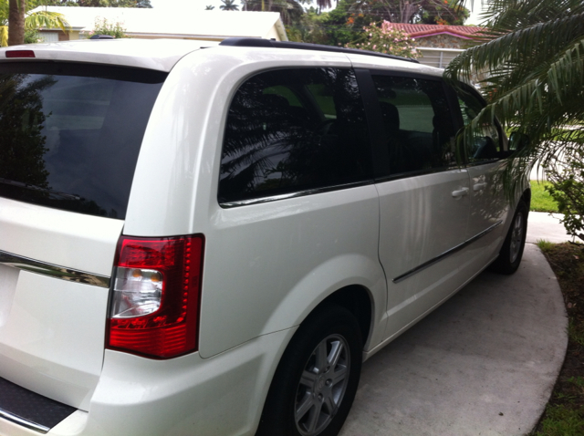 Chrysler Town and Country 2011 photo 3