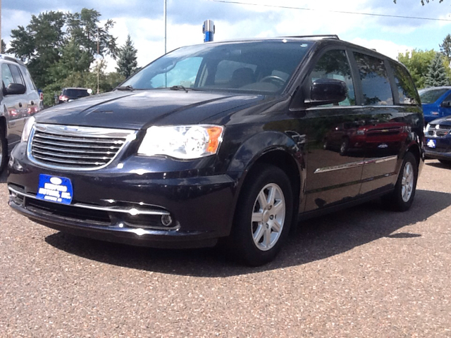 Chrysler Town and Country 2011 photo 2