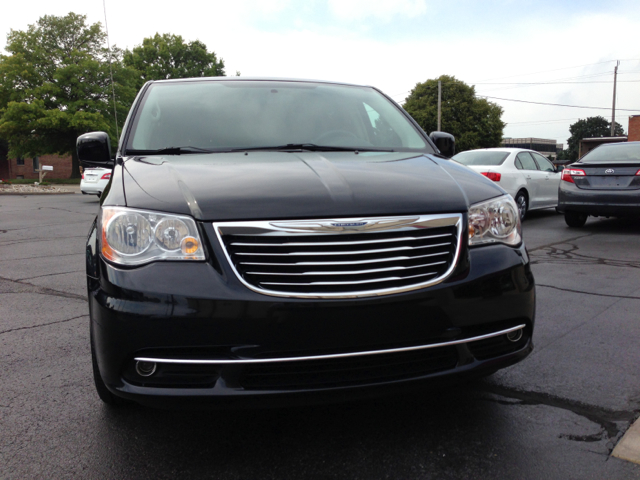Chrysler Town and Country 2011 photo 1