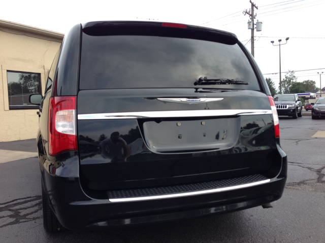 Chrysler Town and Country 2011 photo 4