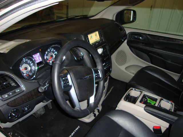 Chrysler Town and Country 2011 photo 1