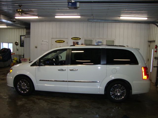 Chrysler Town and Country 2011 photo 2