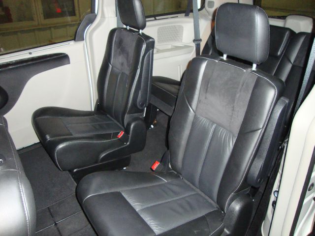 Chrysler Town and Country 2011 photo 3