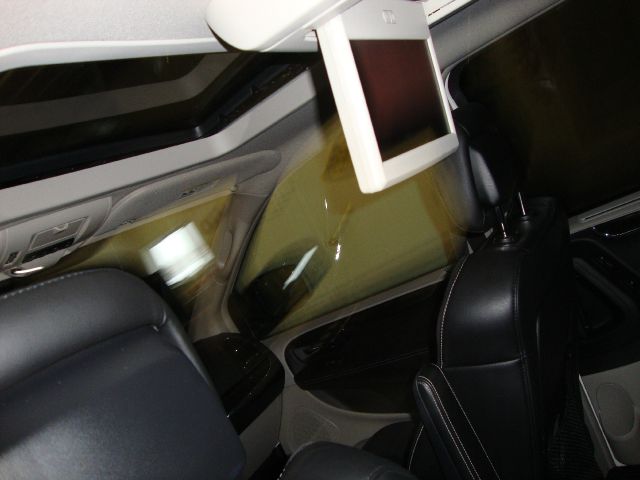Chrysler Town and Country 2011 photo 4