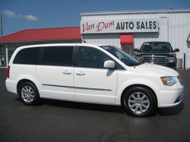 Chrysler Town and Country 2011 photo 3