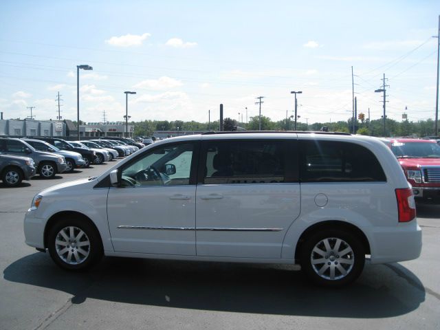 Chrysler Town and Country 2011 photo 4