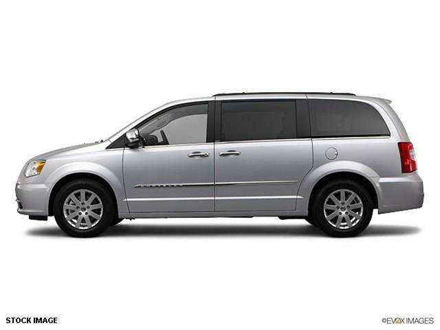Chrysler Town and Country 2012 photo 2