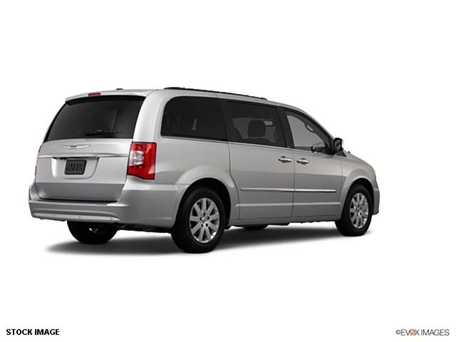 Chrysler Town and Country 2012 photo 3