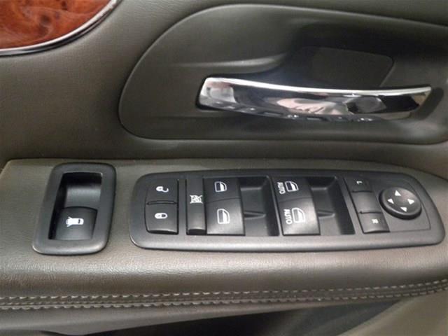 Chrysler Town and Country 2012 photo 13