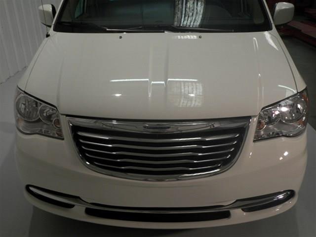 Chrysler Town and Country 2012 photo 15