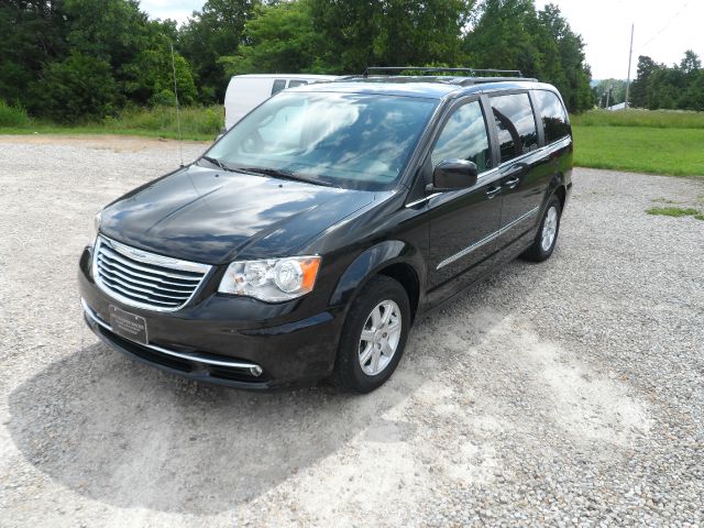 Chrysler Town and Country 2012 photo 2