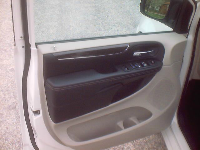 Chrysler Town and Country 2012 photo 3