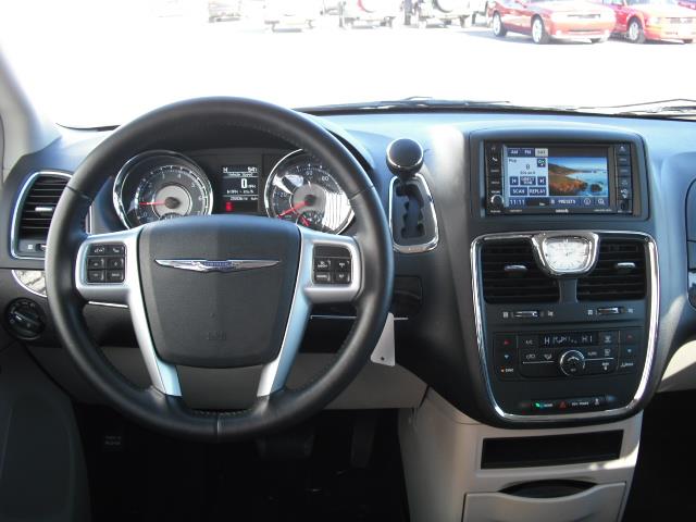 Chrysler Town and Country 2012 photo 10