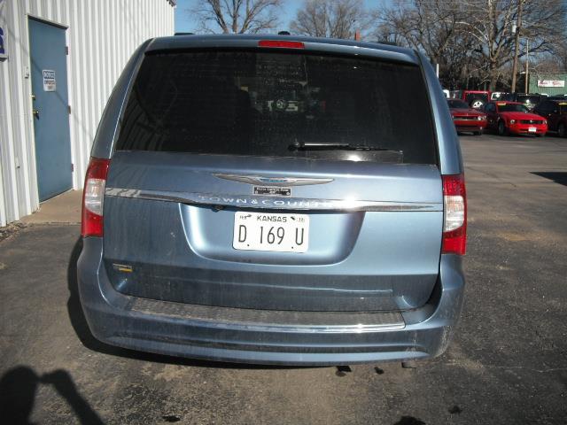 Chrysler Town and Country 2012 photo 13