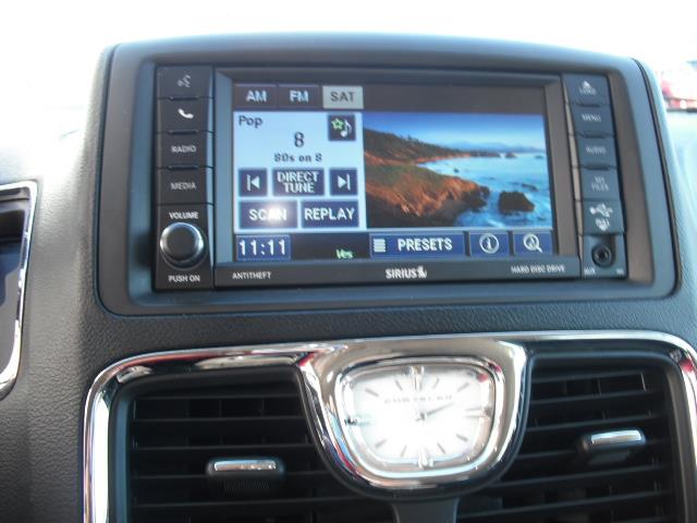 Chrysler Town and Country 2012 photo 3