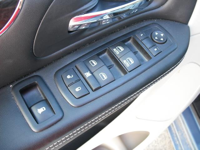 Chrysler Town and Country 2012 photo 9