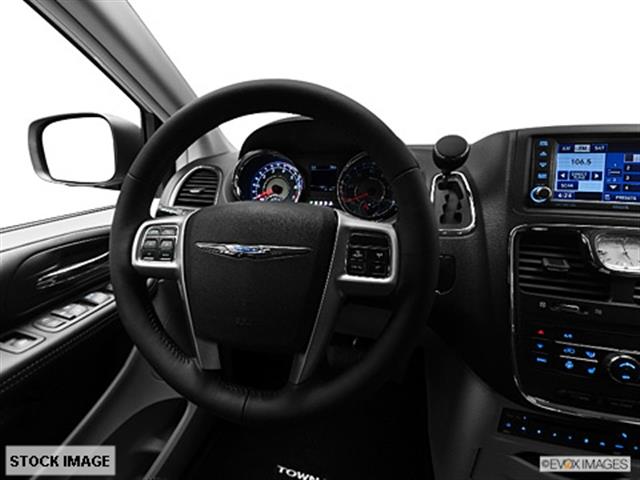 Chrysler Town and Country 2012 photo 1