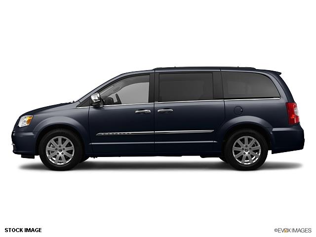 Chrysler Town and Country 2012 photo 2
