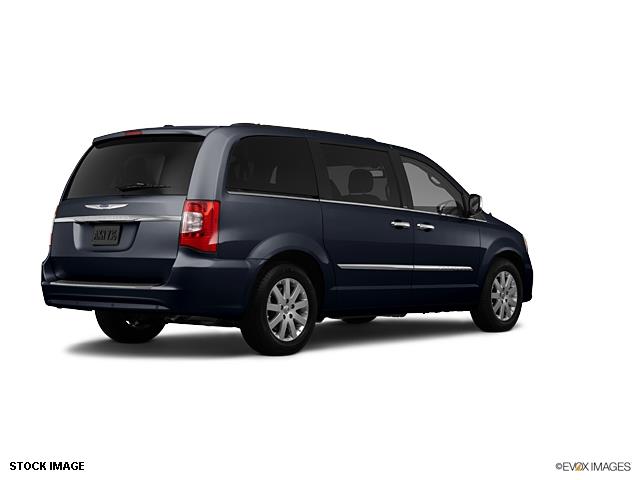 Chrysler Town and Country 2012 photo 3