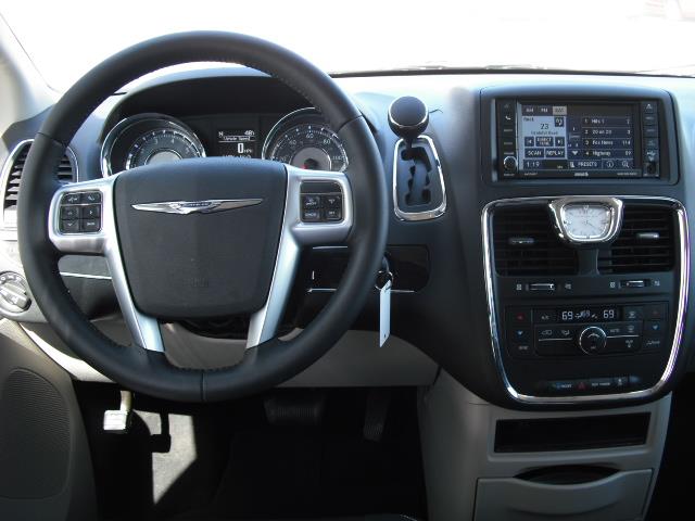 Chrysler Town and Country 3.5 MiniVan