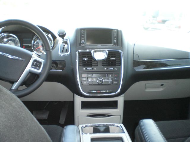 Chrysler Town and Country 2012 photo 8