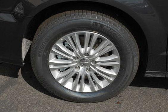 Chrysler Town and Country 2012 photo 2