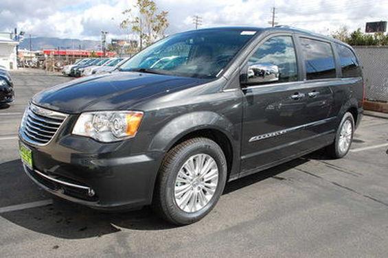 Chrysler Town and Country 2012 photo 3