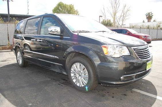 Chrysler Town and Country 2012 photo 4