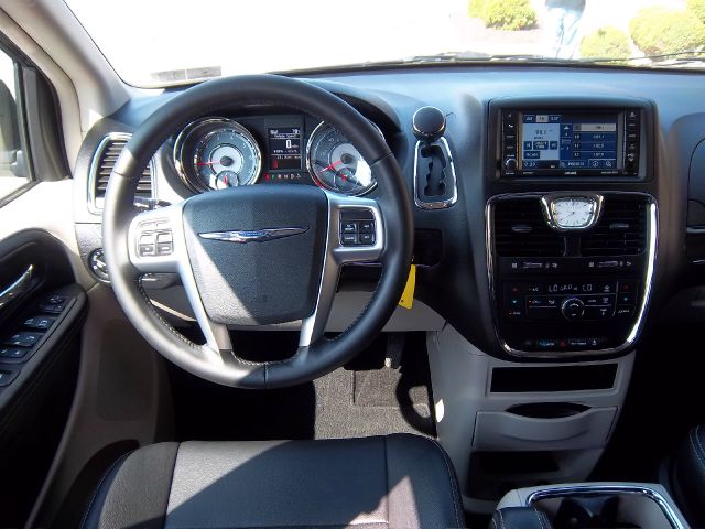 Chrysler Town and Country 2012 photo 11