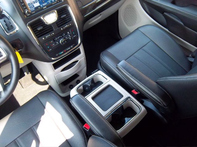 Chrysler Town and Country 2012 photo 7